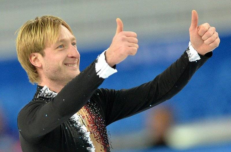 Евгений Плющенко приветствует российских болельщиков на Олимпиаде в Сочи. Фото: РИА Новости
