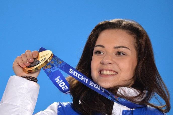 Аделина Сотникова с золотой медалью Олимпиады.