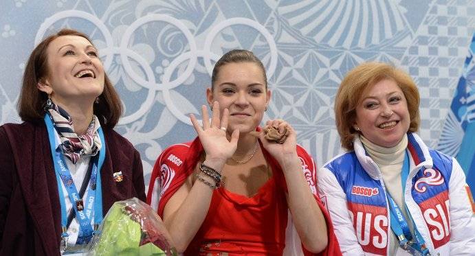Аделина Сотникова с тренером Еленой Буяновой (справа) и хореографом Ириной Тагаевой.