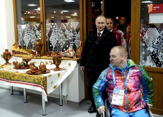 Сергей Шилов и президент России Владимир Путин в горной паралимпийской деревне.