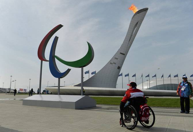 Символ Паралимпийских игр «Агитос» в Олимпийском парке в Сочи.