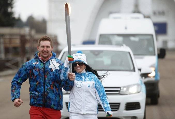 Заслуженная артистка России Диана Гурцкая во время эстафеты Паралимпийского огня в Москве.