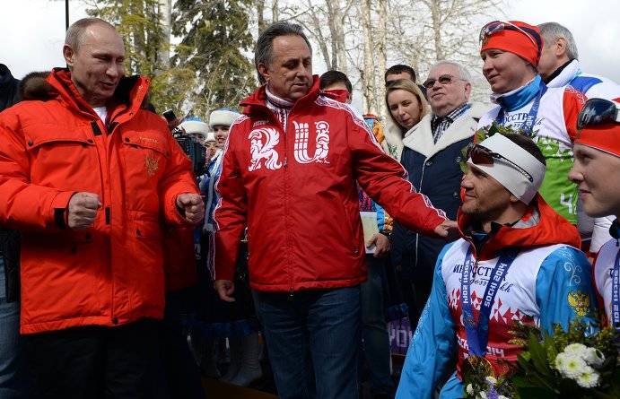 Президент России Владимир Путин и министр спорта РФ Виталий Мутко поздравляют паралимпийскую сборную России по лыжным гонкам с золотой медалью в эстафете.