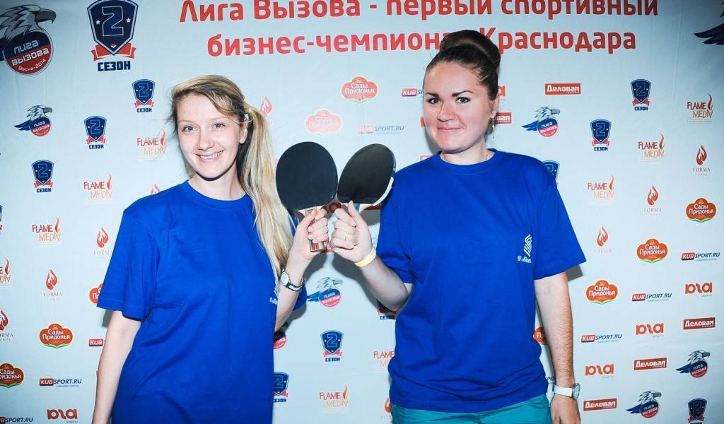 Теннисистки «Юнитполимера»: Ирина Ганжа (слева).