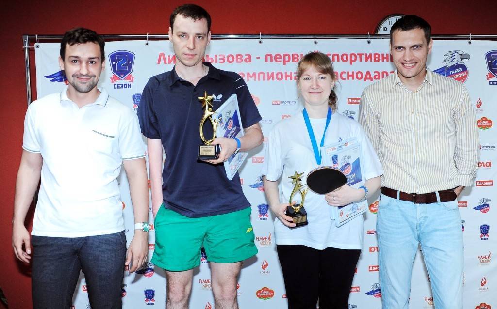 Лучшие игроки чемпионата Арсентий Шлындров и Елена Дуброва.