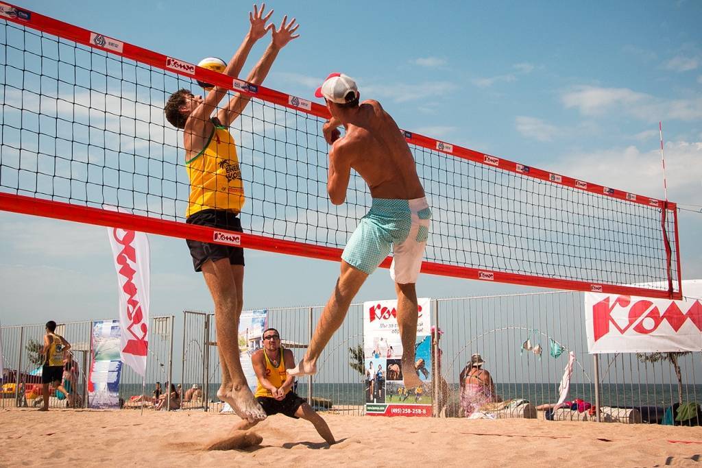 Игроки пляжного волейбола