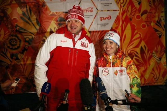 Александр Ткачев и олимпийская чемпионка Ирина Караваева после эстафеты огня Олимпийских игр.