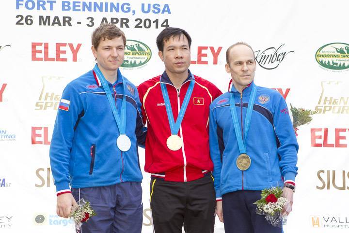 Сергей Червяковский (слева) на пьедестале почета этапа Кубка мира в американском Форт-Беннинге, где он завоевал серебряную медаль.