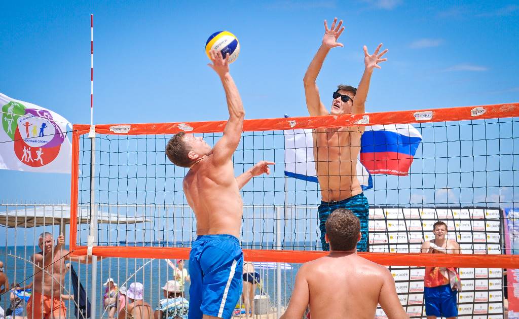 Мужчины играли в волейбол. Ситюк волейбол. Пляжный волейбол мужчины.